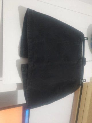 Falda vaquera Stradivarius negra corta