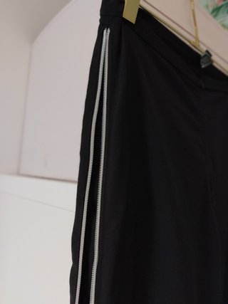 Pantalón negro efecto cremalleras
