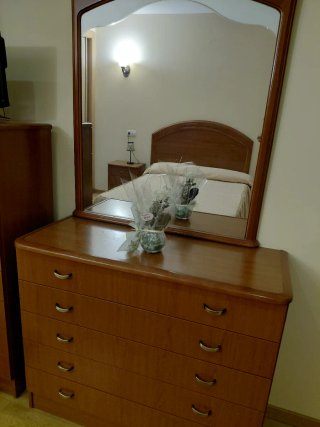 Cómoda de madera con espejo