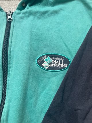 Camiseta azul y gris con logo