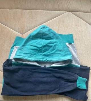 Camiseta azul y gris con logo