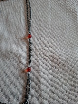 Collar negro con flor y cuentas granates