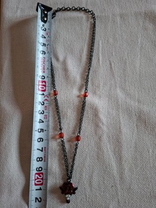 Collar negro con flor y cuentas granates