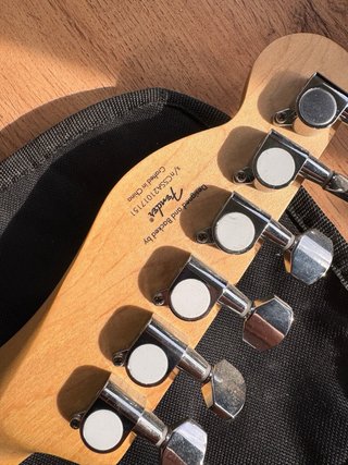 GUITARRA ELÉCTRICA SQUIER BY FENDER + AMPLI+FUNDA