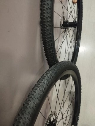 Ruedas Syncros Gravel RP 2.0 con discos y cubierta