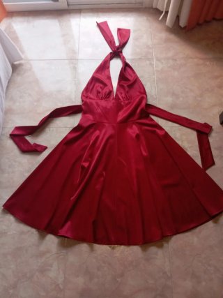 Vestido rojo satinado estilo Marilyn