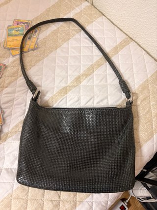 Bolso de piel tejido azul marino.