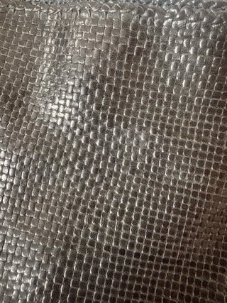 Bolso de piel tejido azul marino.