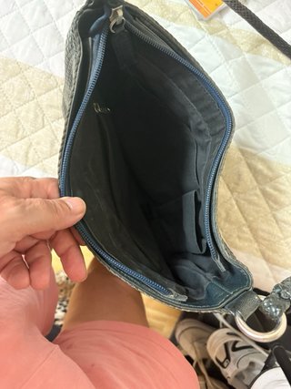 Bolso de piel tejido azul marino.