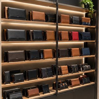 Carteras de piel negras y marrones