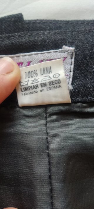 Falda recta de lana, color gris oscuro.
