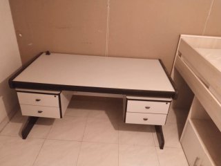 Cama alta con escritorio y almacenaje