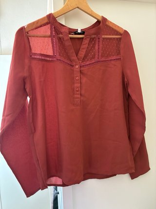 Camisa de manga larga con detalles de encaje