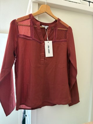 Camisa de manga larga con detalles de encaje