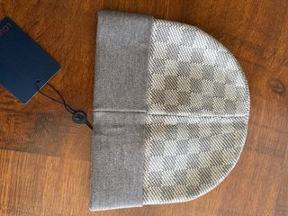 Gorro estilo Louis Vuitton Gris Cuadros