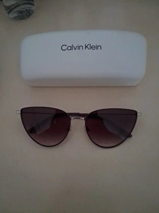 Gafas de sol Calvin Klein morado y plateadas