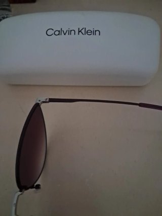 Gafas de sol Calvin Klein morado y plateadas