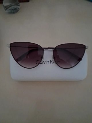 Gafas de sol Calvin Klein morado y plateadas