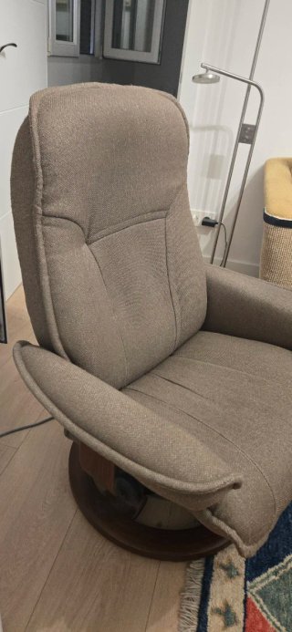Sillón reclinable de tela y madera