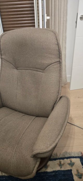 Sillón reclinable de tela y madera