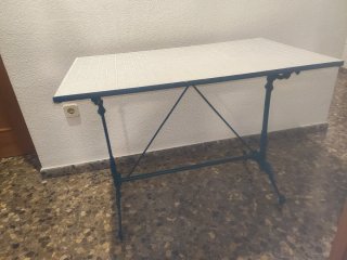 Mesa de forja azul con detalles