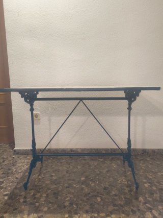 Mesa de forja azul con detalles