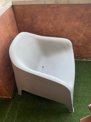 Sillón de exterior gris con cojines