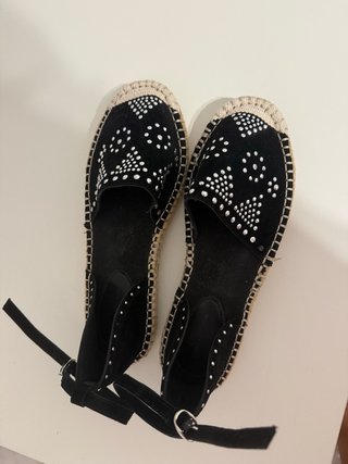 Alpargatas negras con tachuelas