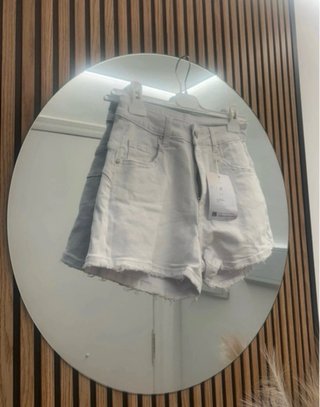 Pantalón Corto Blanco Desgastado
