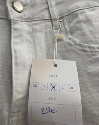 Pantalón Corto Blanco Desgastado