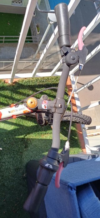 Bicicleta infantil roja y blanca