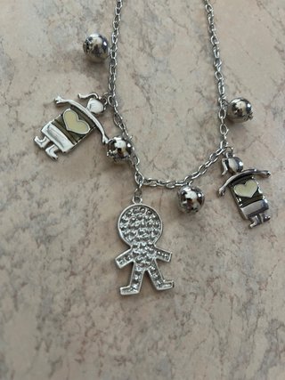 Collana con pendenti a forma di bambini Vestopazzo