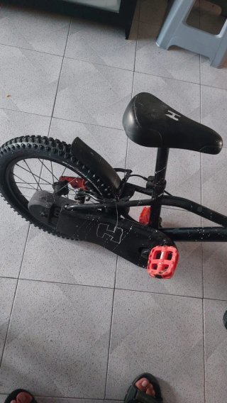 Bicicleta infantil negra