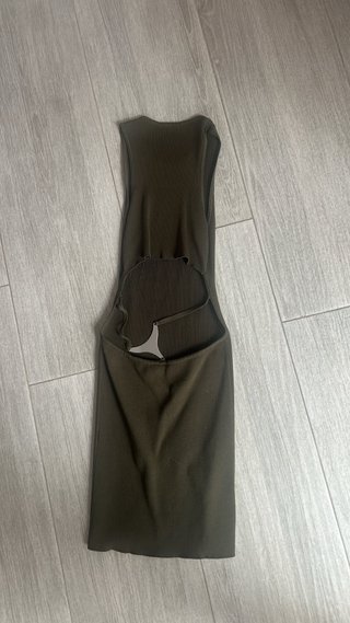 Vestido verde oliva con abertura