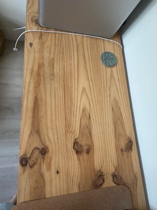 Scrivania in legno con gambe in metallo
