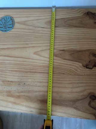 Scrivania in legno con gambe in metallo