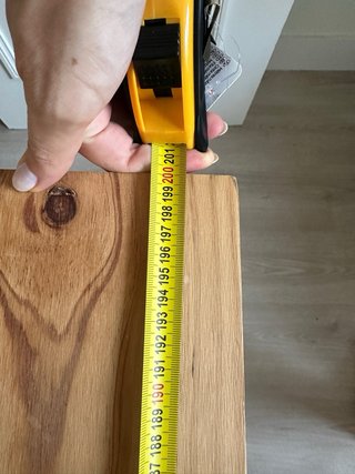 Scrivania in legno con gambe in metallo