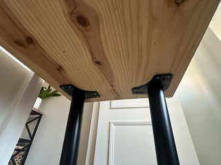 Scrivania in legno con gambe in metallo