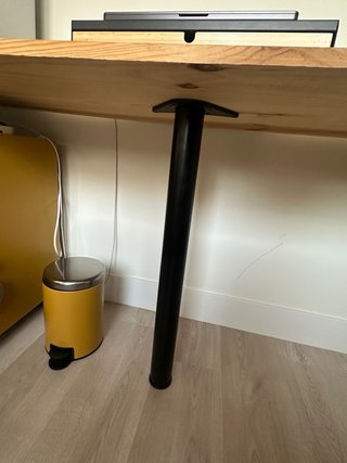 Scrivania in legno con gambe in metallo