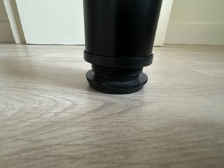 Scrivania in legno con gambe in metallo