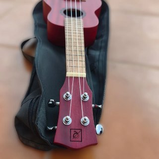 Ukelele Rojo con Funda Negra