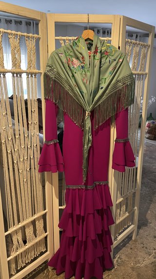 Traje de flamenca y mantón bordado