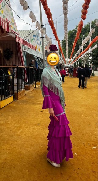 Traje de flamenca y mantón bordado