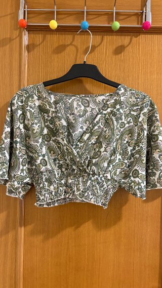 Blusa verde con estampado paisley