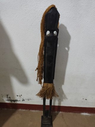 Figura tribal de madera alta