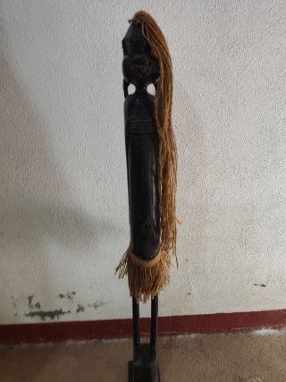 Figura tribal de madera alta