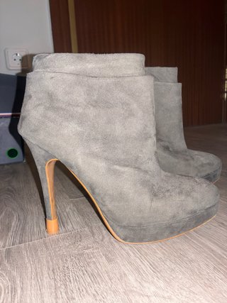 Botines grises de tacón aguja y plataforma