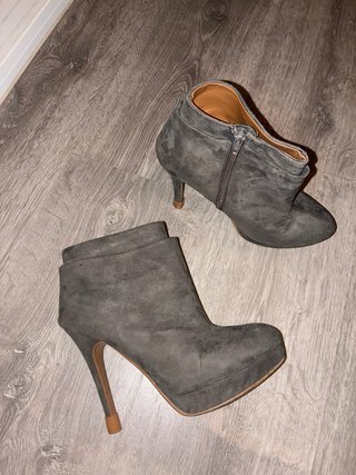 Botines grises de tacón aguja y plataforma