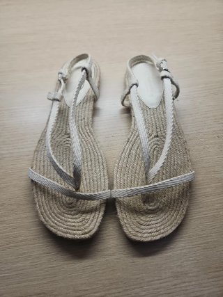 Sandalias de verano beige y blancas