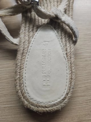 Sandalias de verano beige y blancas